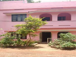 O edifício em que a casa de hóspedes se localiza