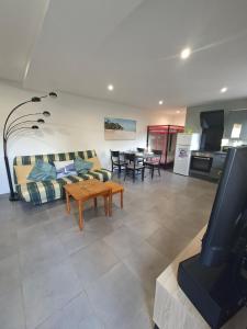 ein Wohnzimmer mit Sofa und Tisch in der Unterkunft Le Refuge des Dunes in Bray-Dunes