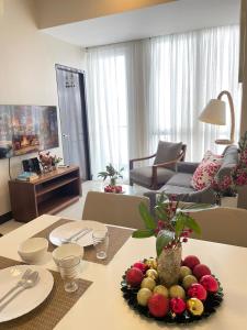 ein Wohnzimmer mit einem Tisch und Obst darauf in der Unterkunft The Beach Suite at The Mactan Newtown in Lapu Lapu City