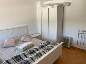 Ένα ή περισσότερα κρεβάτια σε δωμάτιο στο Cozy cottage