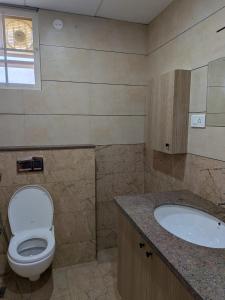 Un baño de 3 bhk apartment for rent in Kakkanad near infopark