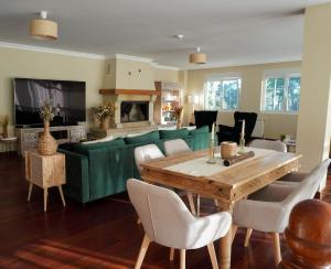 a living room with a table and a green couch at Villa Amalia 