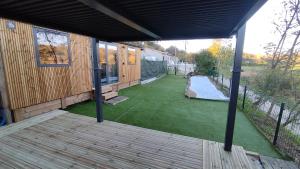 ein Haus mit Terrasse und Garten in der Unterkunft Tiny-housse in Peyrins