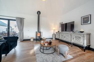 TV a/nebo společenská místnost v ubytování 5 Bed in Galston oc-s33451