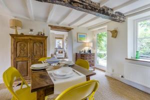 ein Esszimmer mit einem Holztisch und gelben Stühlen in der Unterkunft 3 Bed in Newton St. Margarets oc-o33367 in Saint Margaret + 20 Fotos