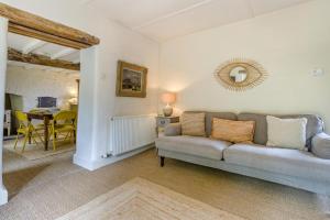 ein Wohnzimmer mit Sofa und Tisch in der Unterkunft 3 Bed in Newton St. Margarets oc-o33367 in Saint Margaret
