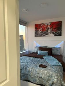 Ένα ή περισσότερα κρεβάτια σε δωμάτιο στο Luxury 1Beds and 2Beds in Downtown Edmonton close to Rogers