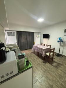 - un salon avec une table et un four micro-ondes dans l'établissement Departamento Doña Elba, à Río Colorado