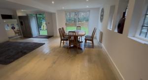 Χώρος καθιστικού στο Private Guest House with full kitchen living room and utility room Completely Separate from the Main House