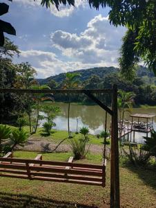 un columpio con vistas al lago en SITIO RUSTICO BEIRA RIO, en Guararema