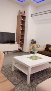 a living room with a white coffee table at Elégance & Confort in Rabat