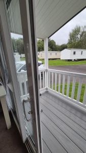 En balkon eller terrasse på Caravan Bliss