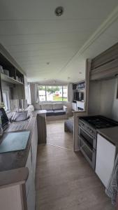 Η κουζίνα ή μικρή κουζίνα στο Caravan Bliss