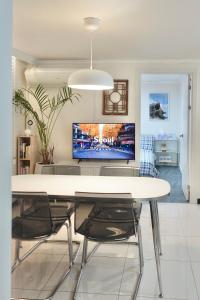 To Seoul Stay with 1-Story House near Itaewon Stn 5min walk في سول: غرفة طعام مع طاولة وتلفزيون