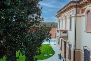 uitzicht op de binnenplaats van een gebouw bij La Corte del SignorB 