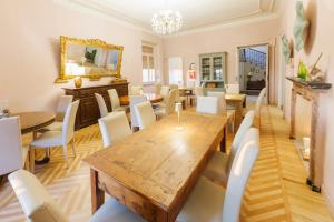 een eetkamer met een houten tafel en stoelen bij La Corte del SignorB 