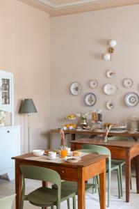 een keuken met een tafel en stoelen en borden aan de muur bij La Corte del SignorB  +25 foto's