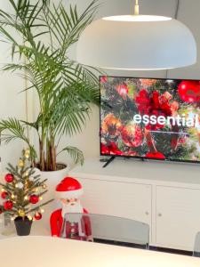 To Seoul Stay with 1-Story House near Itaewon Stn 5min walk في سول: شجرة عيد الميلاد في غرفة مع تلفزيون