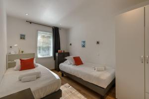 En eller flere senge i et værelse på La Source du Lac - Plage privée