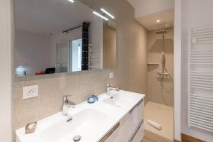 Et badeværelse på La Source du Lac - Plage privée