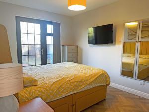 En eller flere senge i et værelse på Kia Ora Cottage