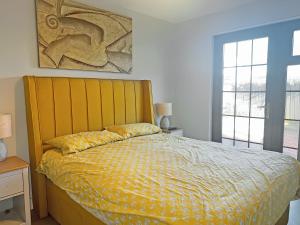 En eller flere senge i et værelse på Kia Ora Cottage + 7 billeder