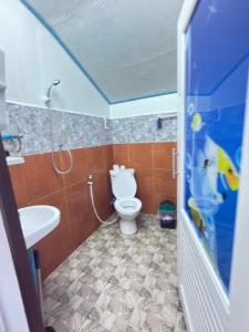 Ban Na Yangอินทนนท์ บ้านพักเล่าจู Inthanon Laoju House的带马桶和水槽的小浴室