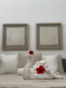 Giường trong phòng chung tại A104 - PRADOS · Peaceful 2BR Poolside Retreat • Punta Cana Getaway