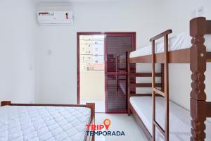 En eller flere senge i et værelse på Apartamento espaçoso com ar condicionado e Wi-fi, a 100 metros da praia - Edifício Estoril