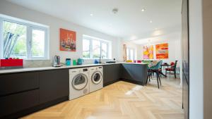 Køkken eller tekøkken på Stylish 4-Bed House in Arley