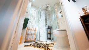 Et badeværelse på Stylish 4-Bed House in Arley + 22 billeder