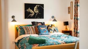 En eller flere senge i et værelse på Stylish 4-Bed House in Arley