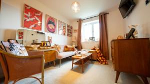 Et tv og/eller underholdning på Stylish 4-Bed House in Arley