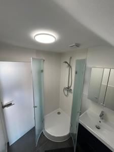 un baño con ducha y lavabo en Lumio Apartment 2, en Karlsruhe 51 fotos más