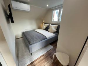 una piccola camera da letto con un letto e una finestra di Lumio Apartment 2 a Karlsruhe