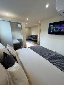 una camera d'albergo con un letto grande e un divano di Lumio Apartment 2 a Karlsruhe Altre 51 foto