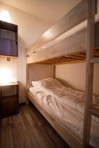 Letto a castello in una piccola camera con letto a castello di Résidence Pyrénées Zenith a Luz-Saint-Sauveur