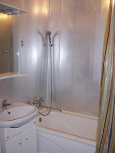 Ванная комната в Apartments on Titova 2