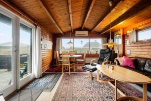 凡岛FAN077-Fano-Helmvej-26的客厅里有一张沙发和一张桌子。