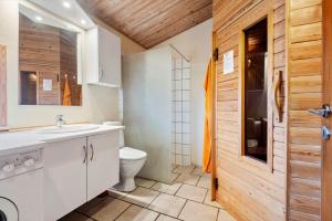 凡岛FAN077-Fano-Helmvej-26的带马桶和水槽的浴室 更多13张照片