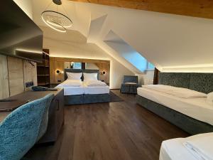 una camera con 2 letti, una scrivania e sedie di Dollinger a Innsbruck Altre 111 foto