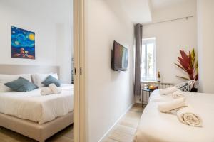 ein Schlafzimmer mit zwei Betten und einem Fernseher an der Wand in der Unterkunft Da Vinci in Jerusalem