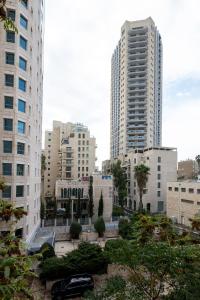 Blick auf eine Stadt mit hohen Gebäuden in der Unterkunft Da Vinci in Jerusalem