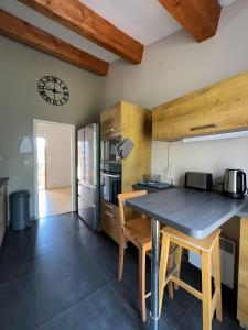 Η κουζίνα ή μικρή κουζίνα στο Villa 3 palmiers