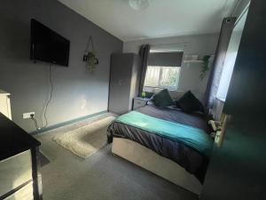 una camera da letto con un letto e una TV a schermo piatto di Allon Manor De'Grey a Hull