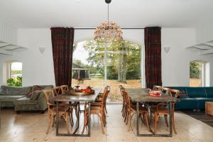 a living room with a table and chairs and a couch at De Woeste Wieven op Erve Bonkert in Diepenheim