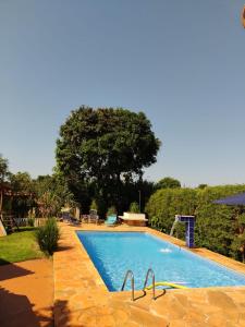 una piscina in un cortile con un albero di Chácara Recanto Verde - Condomínio Vitassay- Boituva a Boituva