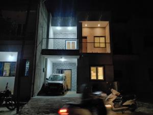 ein Auto, das nachts vor einem Haus parkt in der Unterkunft Todkars Villa in Kolhapur