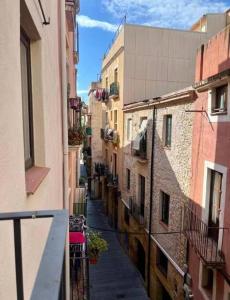 塔拉戈纳Mediona II的两栋建筑之间小巷的景色 更多2张照片