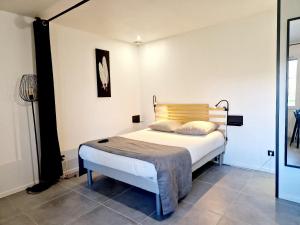 Letto o letti in una camera di WOOD - Gîte meublé & confort Drôme - Écolodgîte